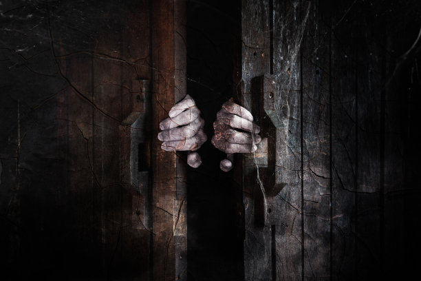 双手从黑暗的房间里打开木门。鬼的概念。图片下载