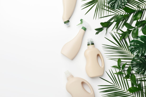 环保回收瓶与空白标签在白色背景图片下载