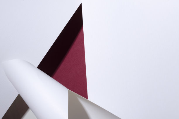 俯视图的卷白纸和深红色的纸。设计空间图片下载