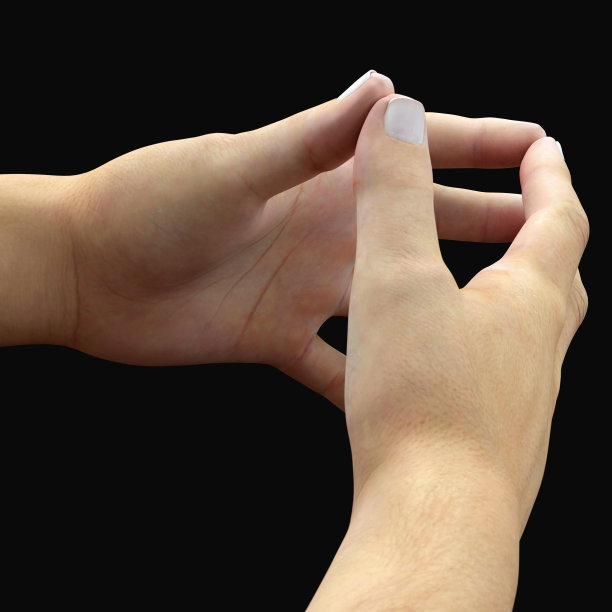 美丽女人的双手互相对抗孤立在黑色图片下载