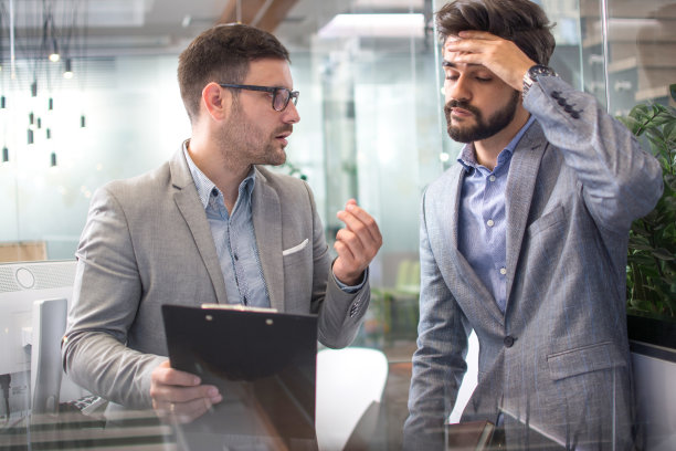 疲惫沮丧的商务人士在办公室开会时感到压力图片下载