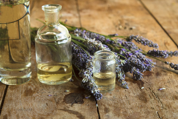 薰衣草精油概念。装有精油和薰衣草花束的小瓶图片下载