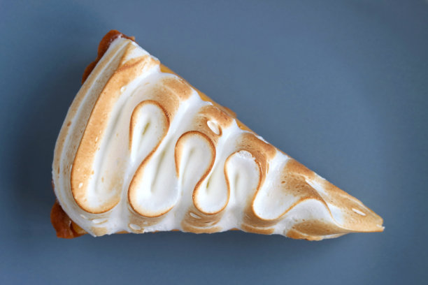 蓝灰色盘子上的美味柠檬蛋白挞图片下载