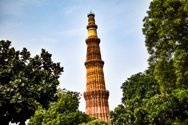 著名的Qutub Minar视图在多云的上午在印度德里，高大的Qutub Minar视图触摸天空图片下载