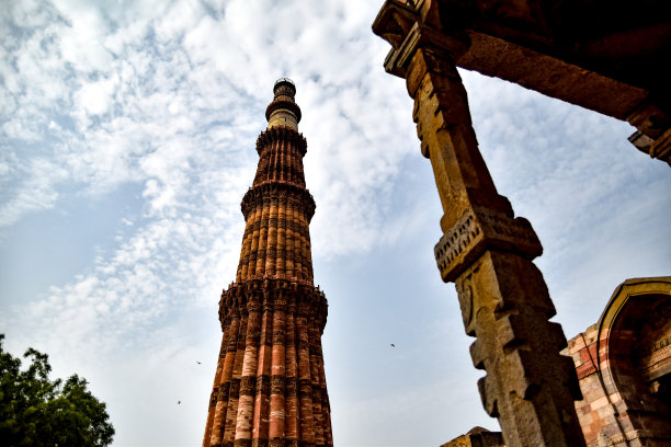 著名的Qutub Minar视图在多云的上午在印度德里，高大的Qutub Minar视图触摸天空图片下载
