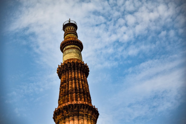 著名的Qutub Minar视图在多云的上午在印度德里，高大的Qutub Minar视图触摸天空图片下载