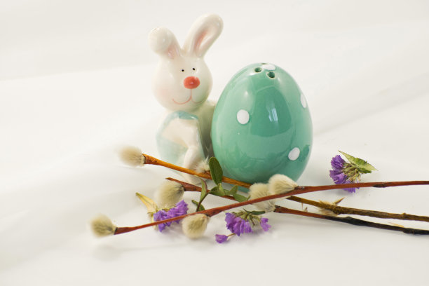复活节兔子，彩蛋和春天的花朵。图片下载