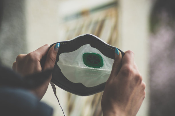 佩戴医用口罩，保护自己不受病毒感染图片下载