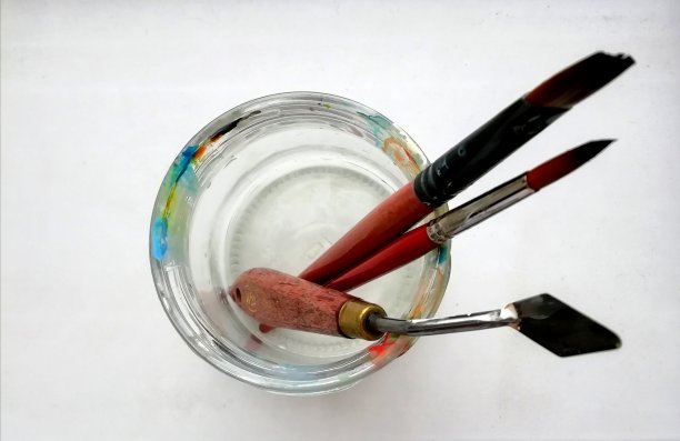 艺术笔刷和调色板刀在白色的背景上。图片下载