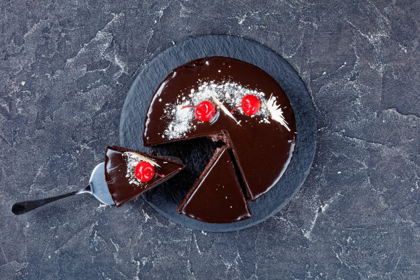 巧克力和樱桃蛋糕，樱桃派馅，巧克力釉装饰白巧克力和樱桃罐头图片下载