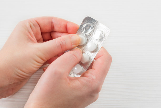 药片在水疱中，药片在女性手纹上孤立在白色背景上。药房和药物。灵丹妙药、救死扶伤服务、处方药物、合法药店、疾病治疗、血压概念。图片下载