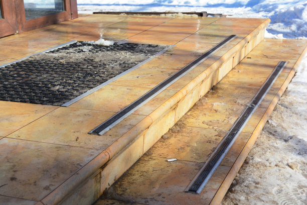 近距离观察危险冻结的台阶。冰覆盖滑楼梯的情况。图片下载