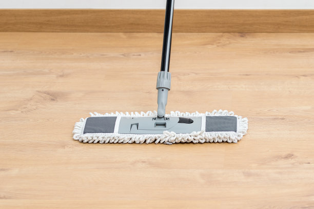 在办公室拖地图片下载