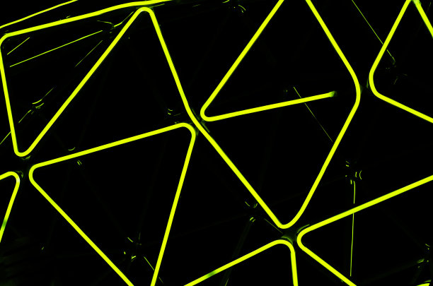 黑色背景上有节奏的霓虹灯线条。抽象的图片。图片下载