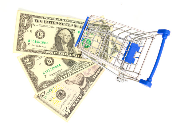 篮子与蓝色插入站在美元钞票上的白色背景。隔离图片下载