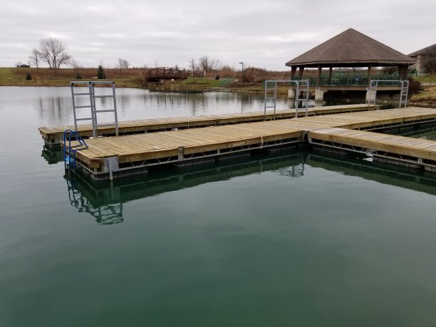 湖上的小船码头，在公园的大露台的背景图片下载