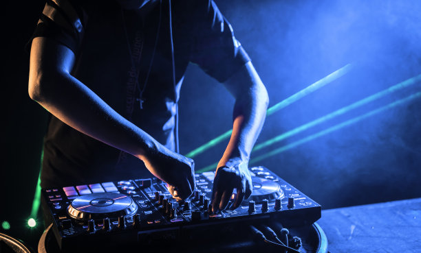 在夜总会的一个聚会上，Dj在混音图片下载