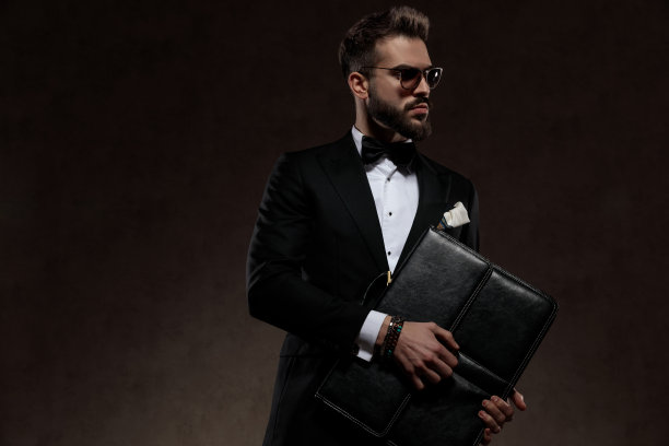 自信的时尚商人展示他的公文包图片下载