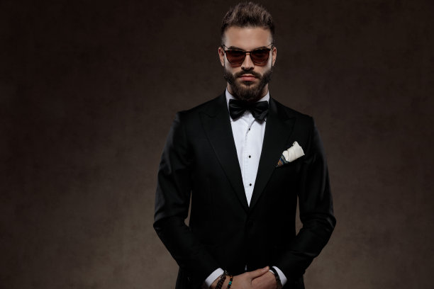 严肃的时尚新郎戴着太阳镜向前看图片下载