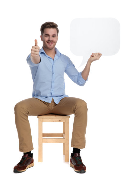 快乐随意的男人抱着泡泡说话，打手势ok图片下载