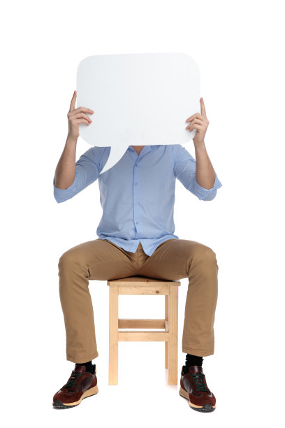 一个漫不经心的年轻人用一个泡泡遮住了他的脸图片下载