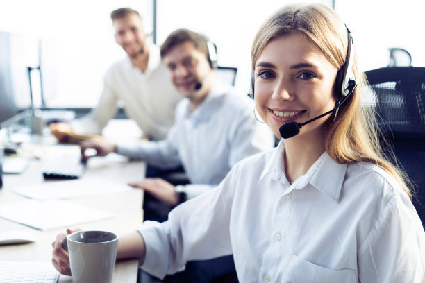 女客服人员，头戴耳机，面带微笑图片下载