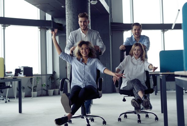 积极的同事享受办公椅带来的乐趣。图片下载