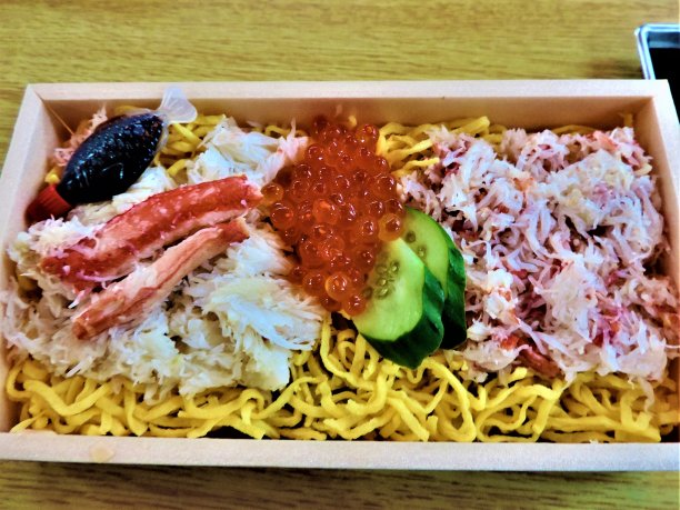 盒饭。传统的日本盒装餐。这个便当盒相当贵，里面有面条、螃蟹和红鱼子酱。图片下载