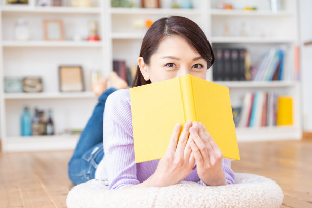 读一本书的亚洲女人图片下载