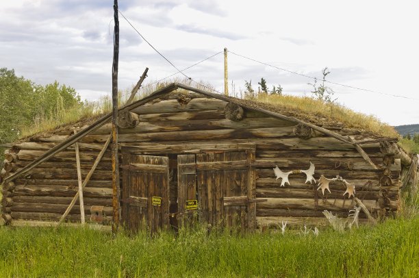 加拿大育空地区历史悠久的原木meathhouse图片下载