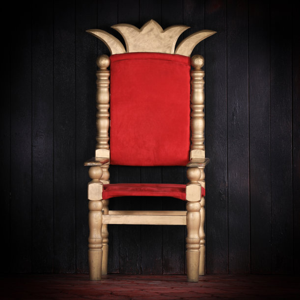 黑色背景上的红色王座图片下载