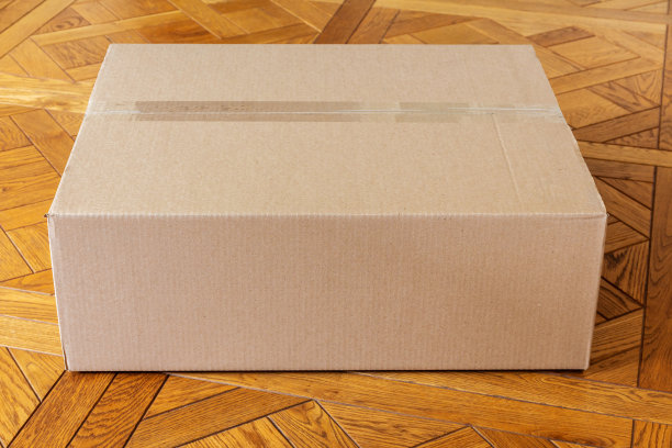 木质地板上没有题字的封闭纸箱图片下载