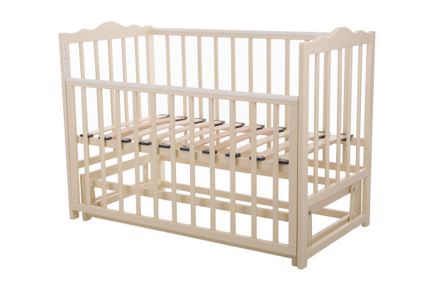 白色背景上的婴儿木摇篮摇椅图片下载