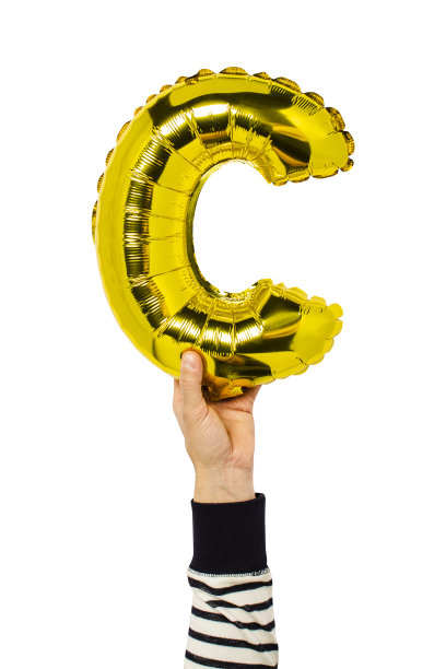 气球上的字母C，牵手孤立背景。概念婚礼，情人节，照片专区，情侣。横幅平躺，俯视图图片下载