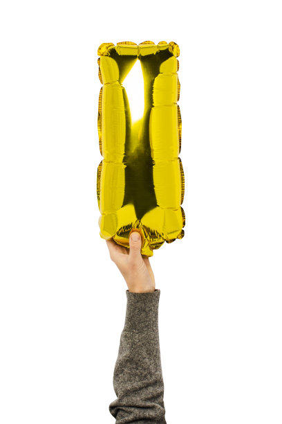 气球上的字母我，手牵着手孤立背景。概念婚礼，情人节，照片专区，情侣。横幅平躺，俯视图图片下载