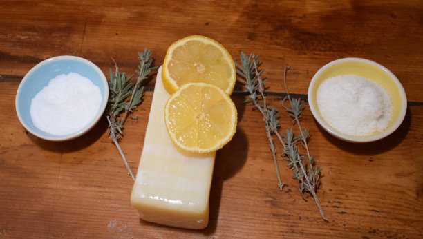 小苏打、肥皂、柠檬精油放在木桌上图片下载