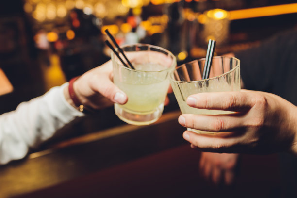 碰杯，举杯祝酒，派对。图片下载