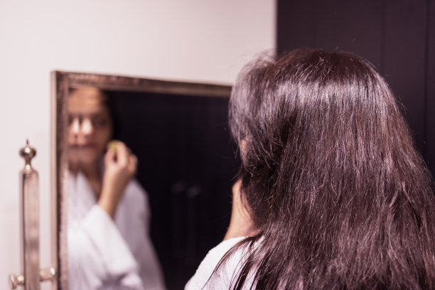 女人在更衣室化妆图片下载