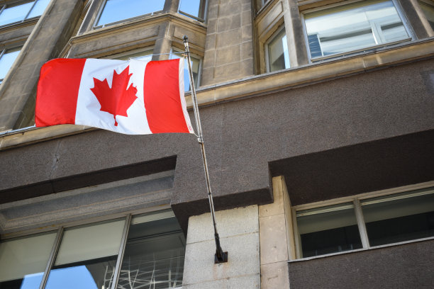 建筑上的加拿大国旗图片下载