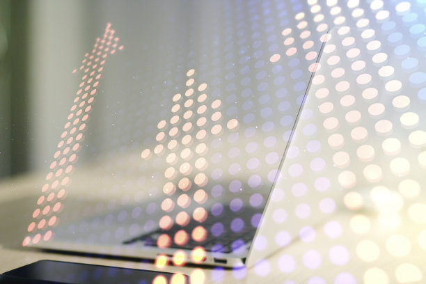 在现代笔记本电脑的背景向上的箭头插图的创意概念。突破与进步理念。Multiexposure图片下载