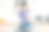 漂亮的年轻妈妈抱着小宝宝在厨房里自拍。图片下载