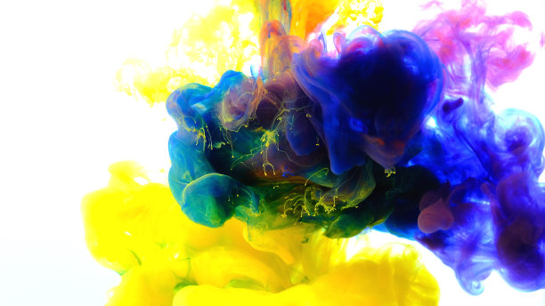 彩色水滴在水，抽象的颜色混合，墨水滴在水颜色混合涂料上彩色墨水在水图片下载