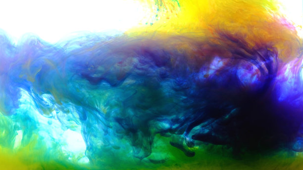 彩色水滴在水，抽象的颜色混合，墨水滴在水颜色混合涂料上彩色墨水在水图片下载