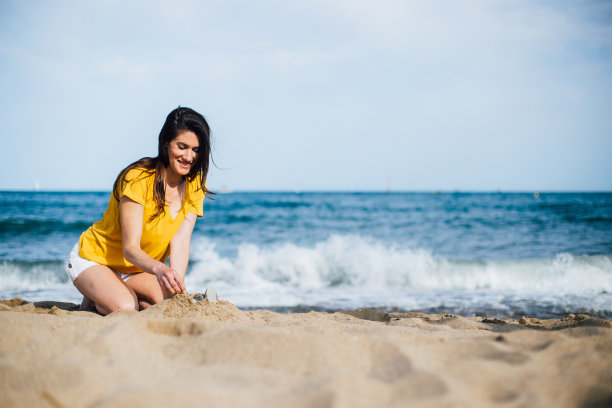 做沙堡的女人图片下载