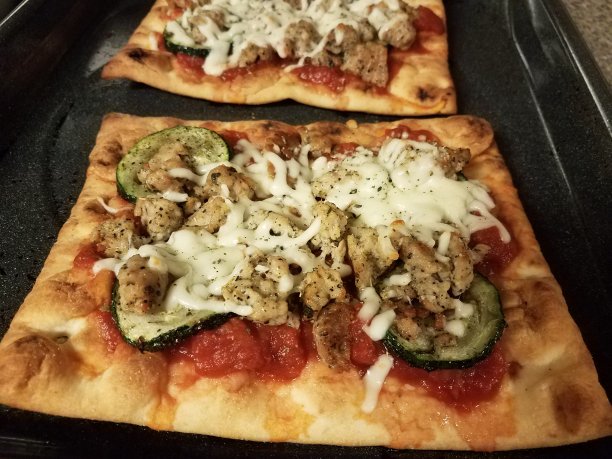 西葫芦，香肠，肉和奶酪披萨图片下载