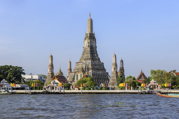 从湄南河望去，曼谷举世闻名的Wat Arun寺庙的河岸景色。图片下载