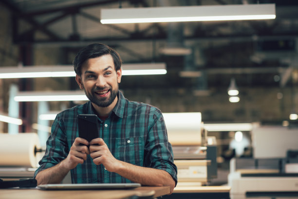 快乐的智能手机用户微笑远眺照片图片下载