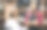 肖像快乐的年轻理发师与客户在理发店和微笑。图片下载