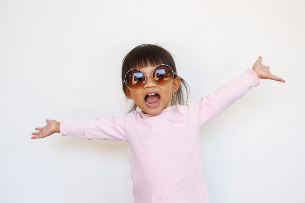 一个快乐的亚洲孩子戴着墨镜图片下载