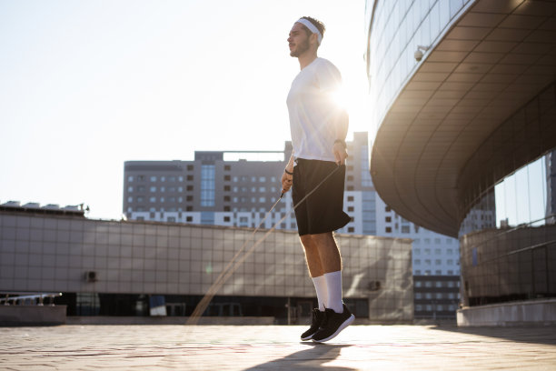 一个年轻人在外面跳绳图片下载